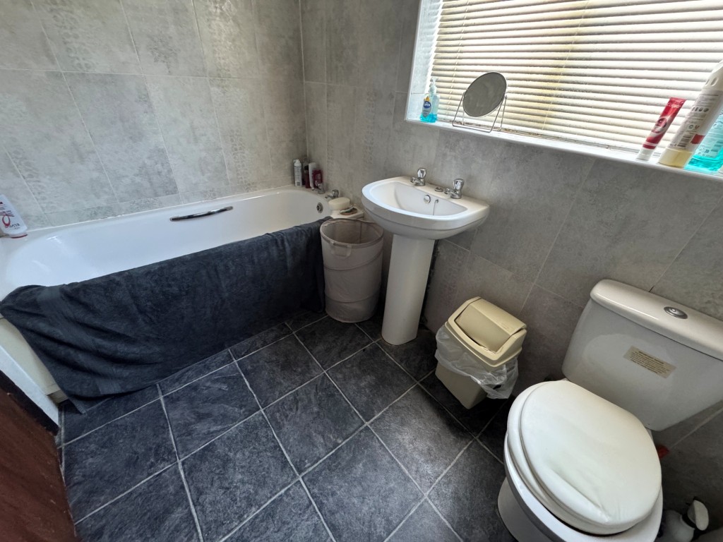 Lot: 109 - TWO-BEDROOM HOUSE FOR INVESTMENT - Bathroom